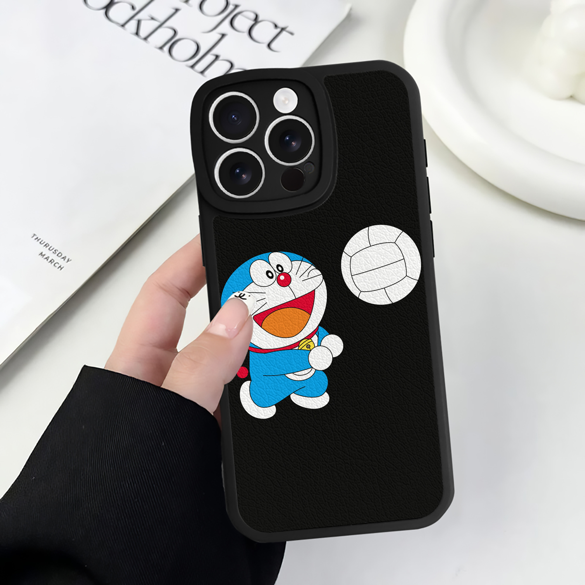 （画像用） ドラえもん Doraemon 【iPhone 16シリーズ対応】シリコンスマホケース（レザー調） 材質：シリコン